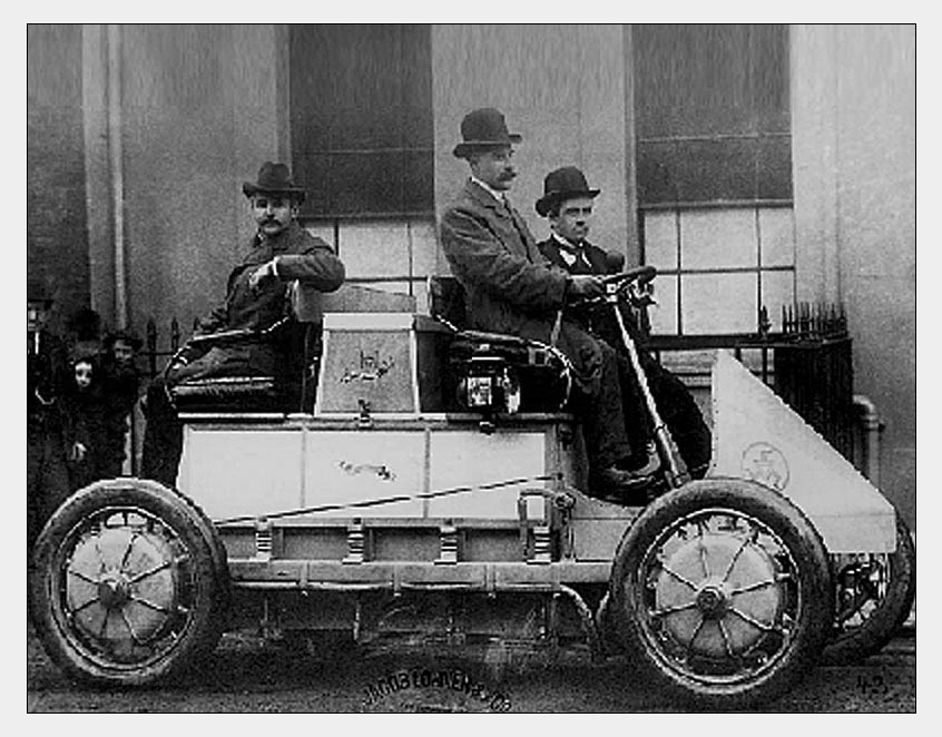 Egy korai elektromos autó, a Lohner Porsche, melynek alapján 1901-ben elkészült a világ első hibrid autója